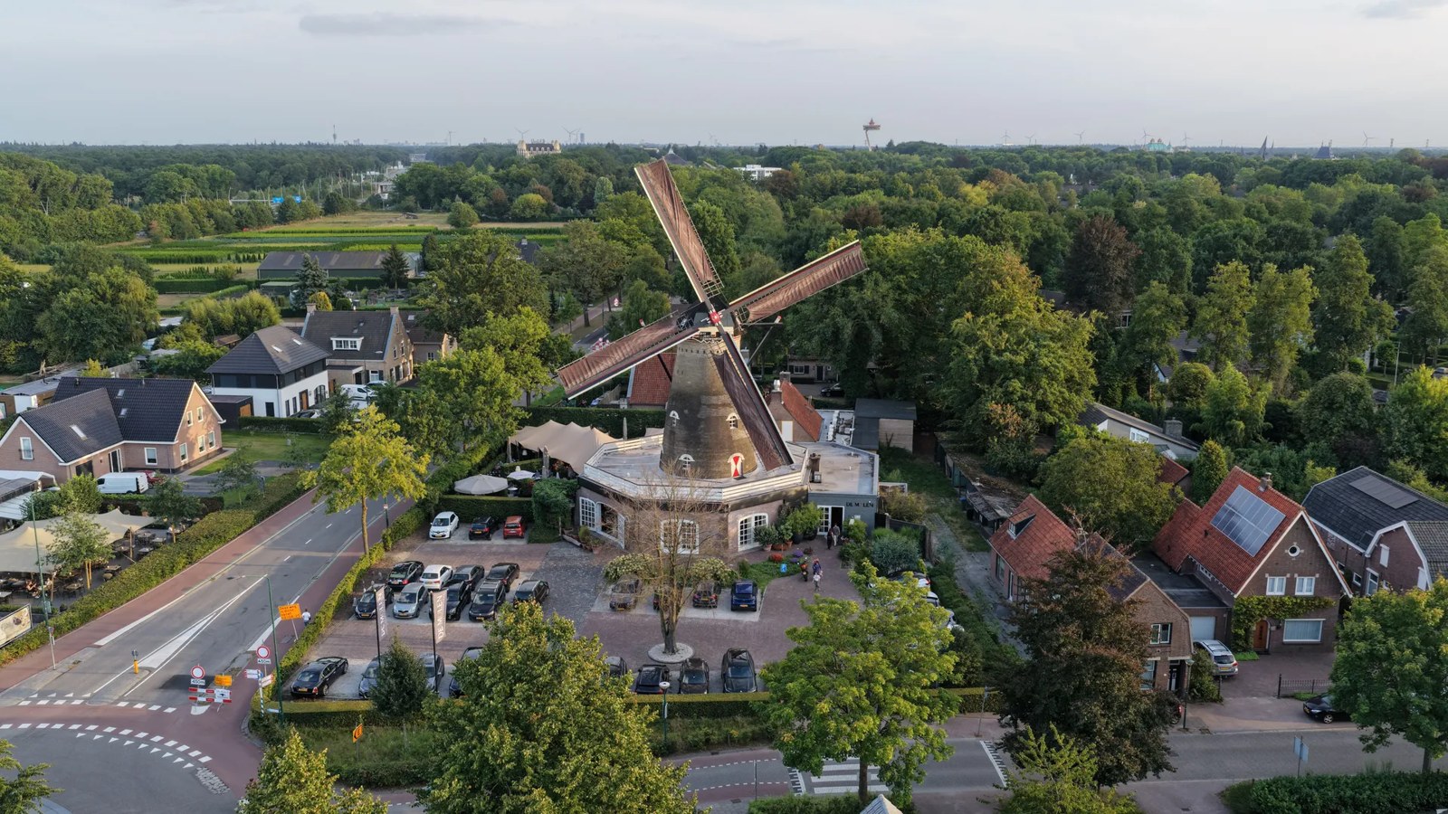 Historische molen in warm laat-oktoberlicht
